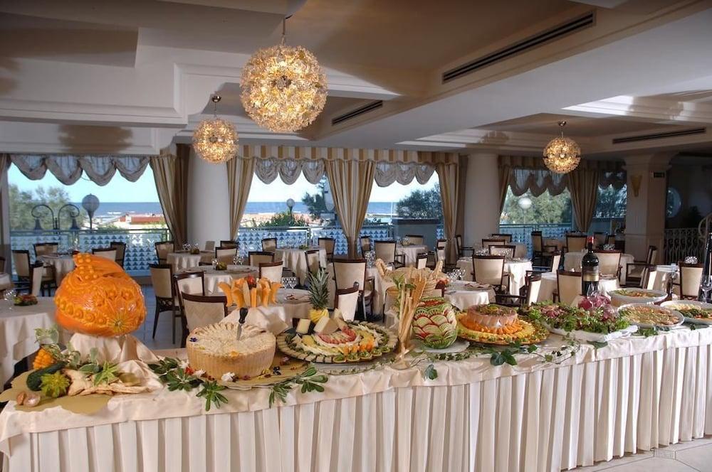 Universal Hotel Cervia Kültér fotó