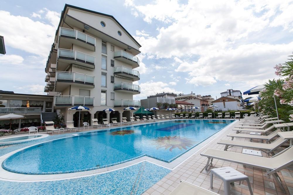 Universal Hotel Cervia Kültér fotó