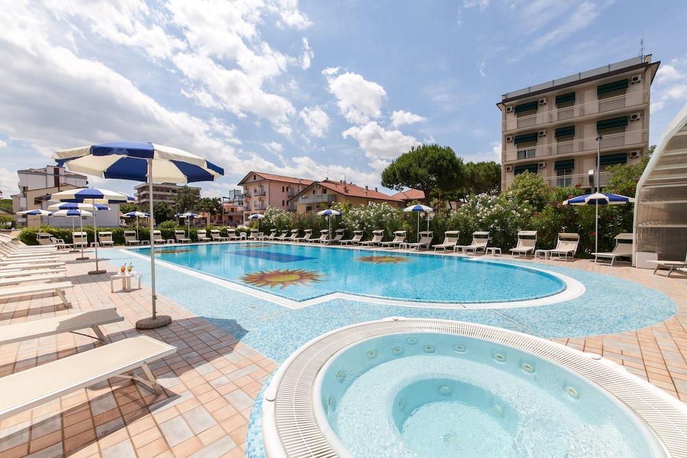 Universal Hotel Cervia Kültér fotó