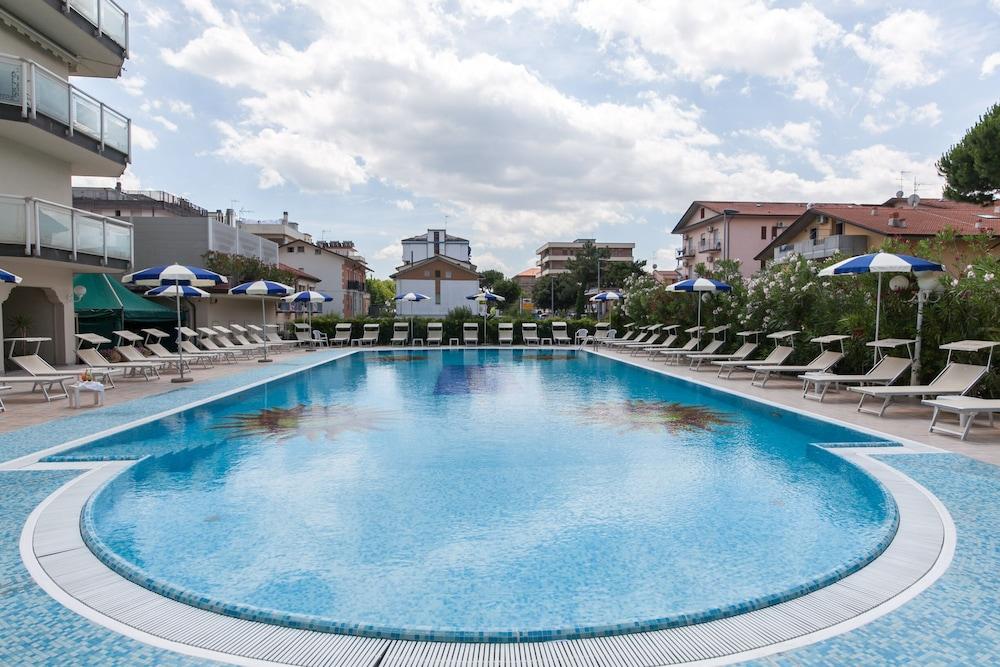 Universal Hotel Cervia Kültér fotó